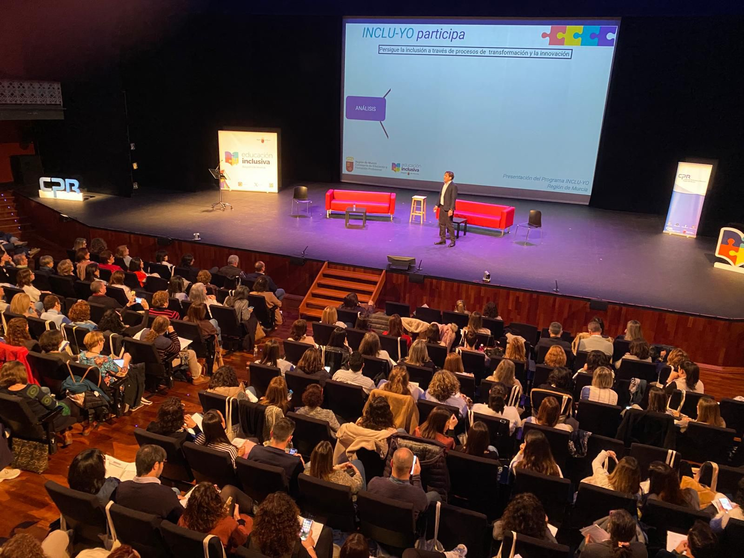 Docentes de toda Espa&ntilde;a debaten metodolog&iacute;as innovadoras de ense&ntilde;anza en Murcia.