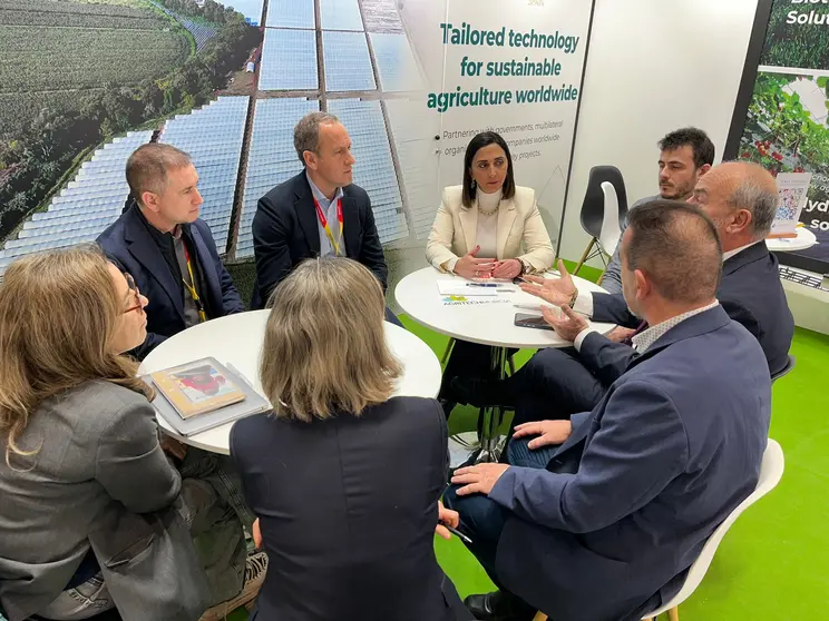 Imagen de la consejera Sara Rubira en una reuni&oacute;n con empresas de tecnolog&iacute;a agr&iacute;cola celebrada en la feria Fruit Log&iacute;stica