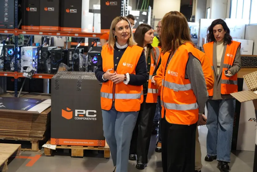 La consejera de Pol&iacute;tica Social, Familias e Igualdad, Conchita Ruiz, durante su visita a la empresa PC Componentes, reconocida con el Distintivo regional de Igualdad, DIERM