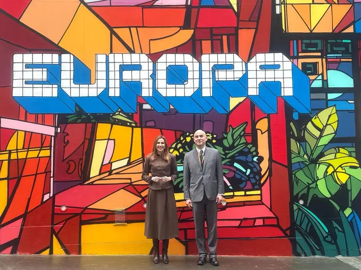 La consejera de Empresa, Empleo y Econom&iacute;a Social, Marisa L&oacute;pez Arag&oacute;n, junto con el consejero de Industria de la Representaci&oacute;n Permanente de Espa&ntilde;a en la Uni&oacute;n Europea, Gabriel Gal&aacute;n.