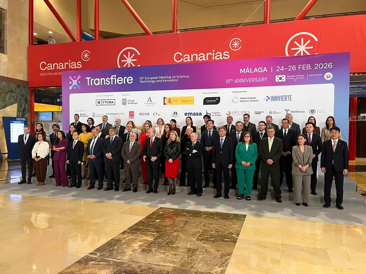 El consejero de Medio Ambiente, Universidades, Investigaci&oacute;n y Mar Menor, Juan Mar&iacute;a V&aacute;zquez, en la foto oficial previa a la inauguraci&oacute;n de la XV edici&oacute;n de Transfiere 2026.