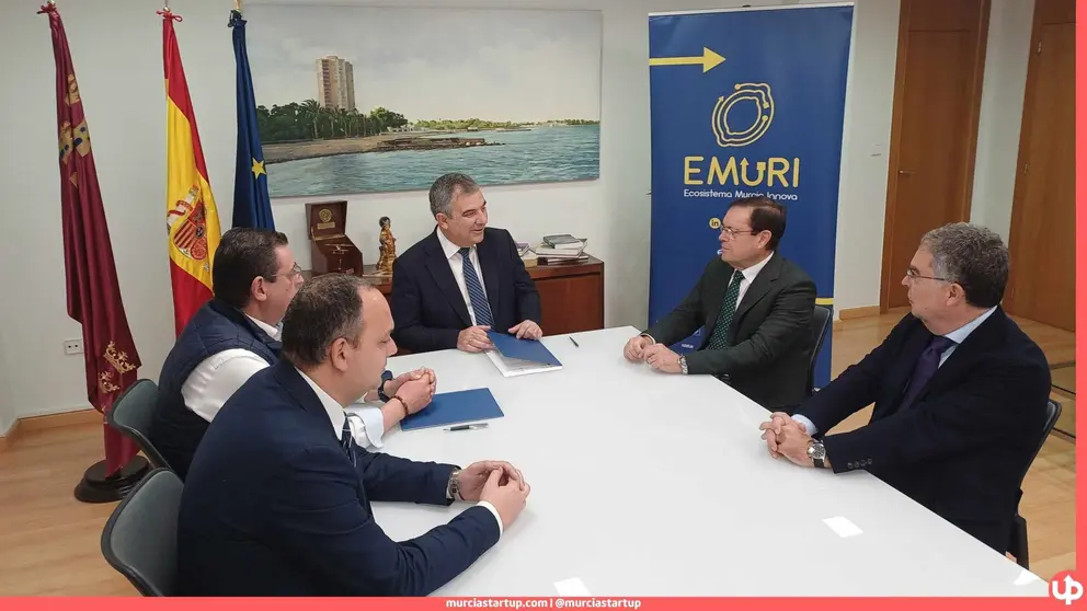 El consejero de Medio Ambiente, Universidades, Investigaci&oacute;n y Mar Menor, Juan Mar&iacute;a V&aacute;zquez, junto al director Comercial y de Marketing de Fini, Jos&eacute; Vicente Berm&uacute;dez, y el director de la C&aacute;tedra Ecosistema Murcia Innova (EMURI), Jos&eacute; Luis Munuera-Alem&aacute;n (2).