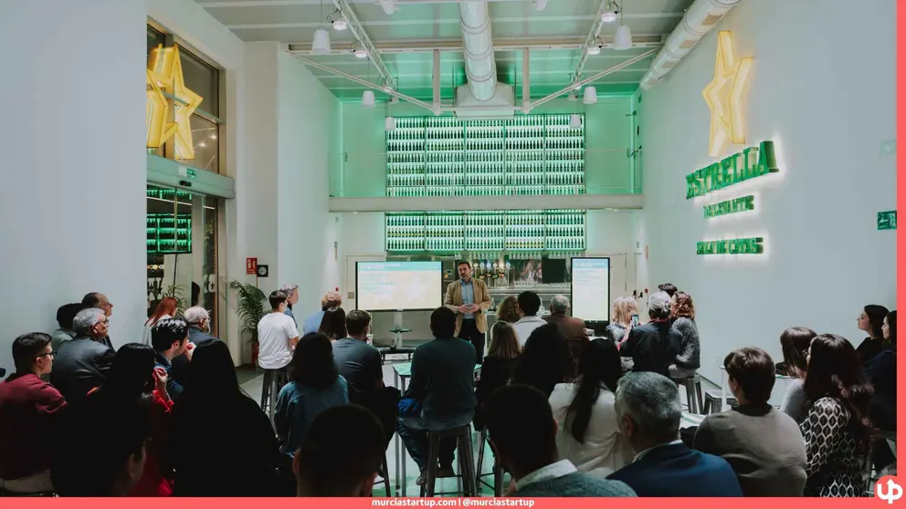 Caja Rural Regional re&uacute;ne a empresarios y estudiantes en Murcia para hablar de emprendimiento, talento joven y econom&iacute;a con prop&oacute;sito.