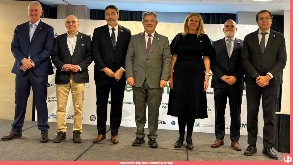 El consejero, Juan Mar&iacute;a V&aacute;zquez, junto al presidente de AEMA, Daniel Robles y los expresidentes de esta asociaci&oacute;n Andr&eacute;s Gil y Francisco Hurtado, as&iacute; como el presidente de la Autoridad Portuaria de Cartagena , Pedro Pablo Hern&aacute;ndez y la concejala de el Ayuntamiento de Murcia, Mercedes Bernab&eacute;, reconocidos durante el veinticinco aniversario de AEMA.