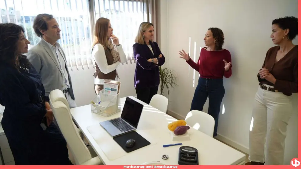 La consejera de Pol&iacute;tica Social, Familias e Igualdad, Conchita Ruiz (3d), durante la visita al proyecto empresarial de una de las participantes del programa regional, 'Impulso Mujer +50'