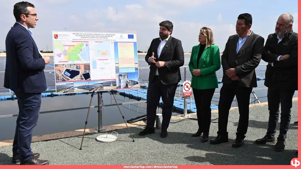 1,4 M&euro; de inversi&oacute;n, 700 toneladas de CO₂ evitadas al a&ntilde;o y 350.000 &euro; de ahorro para los regantes. La nueva instalaci&oacute;n fotovoltaica flotante de la Comunidad de Regantes del Campo de Cartagena es la mayor de su tipo en Espa&ntilde;a, y forma parte de un programa regional que ha movilizado 31 M&euro; desde 2022 y ha beneficiado a 43.500 agricultores.
