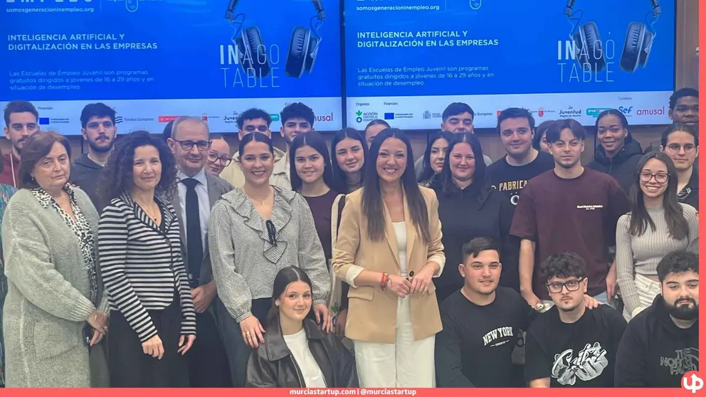 El programa 'Escuelas de empleo joven' no es un curso m&aacute;s: combina formaci&oacute;n en IA y digitalizaci&oacute;n, acompa&ntilde;amiento psicosocial y pr&aacute;cticas reales en empresas para j&oacute;venes de 16 a 30 a&ntilde;os en paro. Gestionado por Acci&oacute;n contra el Hambre con fondos europeos, tiene un objetivo claro: que al menos 11 de los 55 participantes consigan trabajo. As&iacute; est&aacute; apostando la Regi&oacute;n de Murcia por el empleo joven.