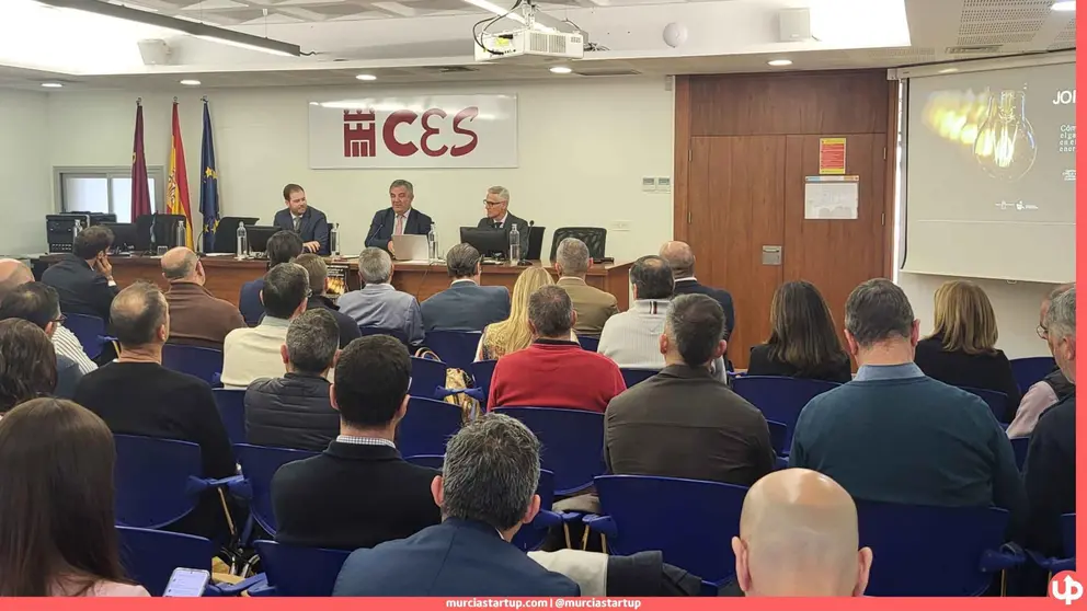 &iquest;Sab&iacute;as que una administraci&oacute;n p&uacute;blica puede obtener una contraprestaci&oacute;n econ&oacute;mica por haber renovado su alumbrado o modernizado su flota? Se llama CAE &mdash;Certificado de Ahorro Energ&eacute;tico&mdash; y en la Regi&oacute;n de Murcia ya hay 179 solicitudes tramitadas, 314 actuaciones ejecutadas y capacidad para movilizar m&aacute;s de 24 M&euro;. El problema: el sector p&uacute;blico lo usa mucho menos que la industria. La Regi&oacute;n quiere cambiar eso.