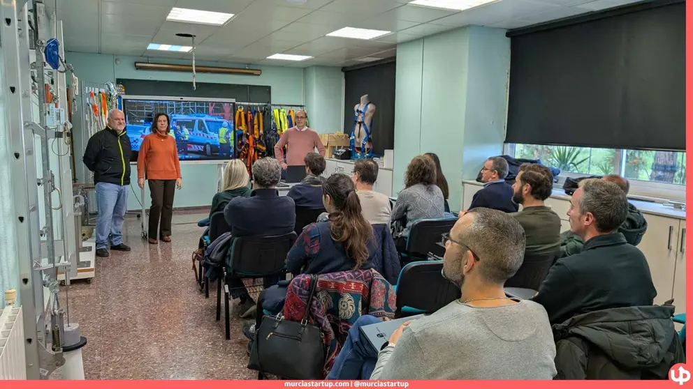 El Instituto de Seguridad y Salud Laboral de la Regi&oacute;n de Murcia incorpora por primera vez la inteligencia artificial a su formaci&oacute;n en prevenci&oacute;n de riesgos. 15 seminarios t&eacute;cnicos, una novedad para fiscales, el doble de formaci&oacute;n en seguridad vial y dos jornadas sobre psicosocial y digitalizaci&oacute;n. La prevenci&oacute;n laboral se actualiza, y la IA entra en el aula.