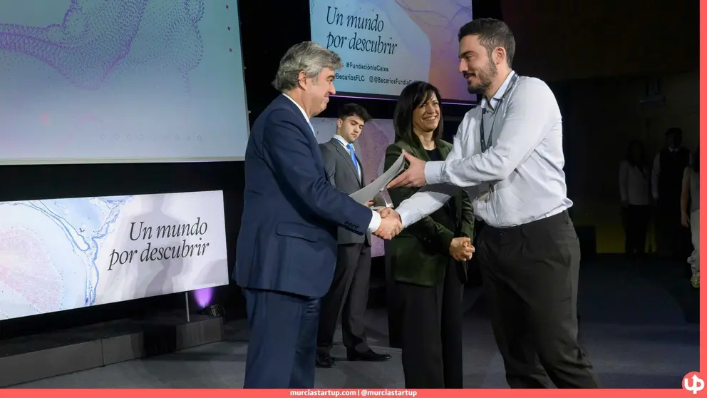 Agust&iacute;n Conesa Celdr&aacute;n, ingeniero biom&eacute;dico de la Regi&oacute;n de Murcia, ha logrado una de las becas doctorales m&aacute;s exigentes del pa&iacute;s &mdash;tasa de &eacute;xito del 4,49%&mdash; para investigar un sistema con ultrasonidos e IA contra la esclerosis m&uacute;ltiple. Una historia de talento regional con proyecci&oacute;n europea.