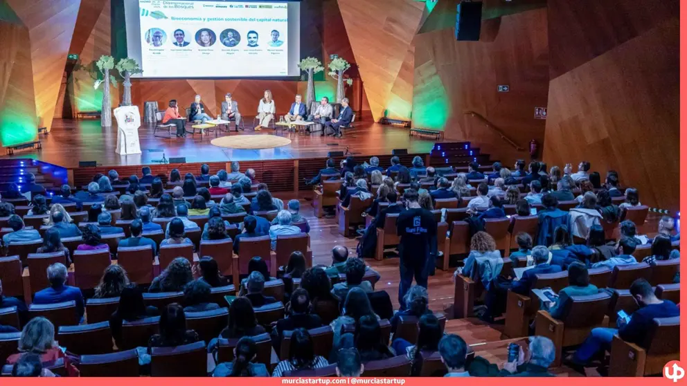 La empresa murciana del grupo Hozono Global expuso en el Palacio de Cibeles, ante instituciones y empresas del sector, su apuesta por la innovaci&oacute;n para adaptar los bosques al calentamiento global, y reclam&oacute; un cambio normativo que pague a los propietarios forestales por los servicios que prestan sus bosques. &iquest;Llegar&aacute; ese cambio a Espa&ntilde;a?