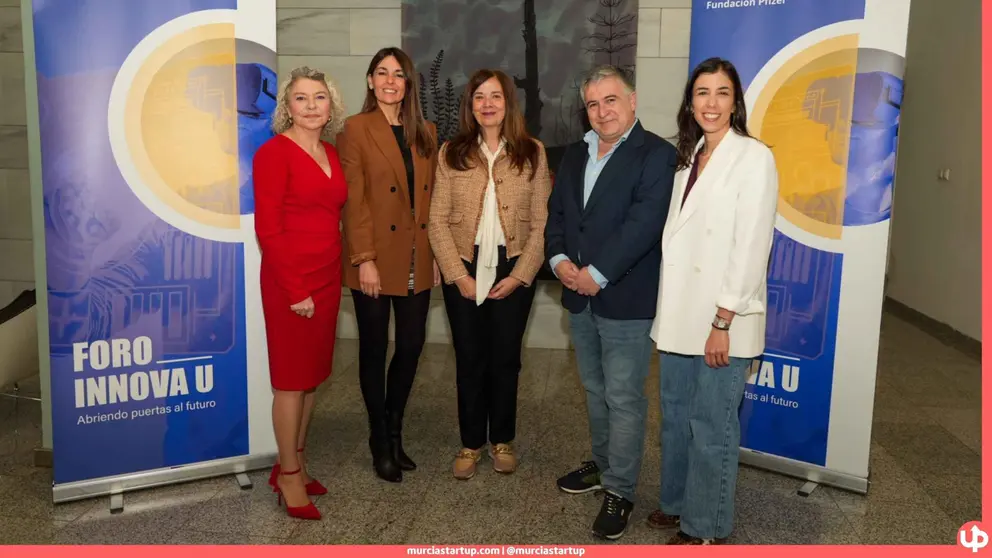 De izda. a dcha.Concha Serrano, patrona de la Fundaci&oacute;n Pfizer, Cristina S&aacute;nchez, directora del Centro de Investigaci&oacute;n Biom&eacute;dica (CIBM), Mar&iacute;a &Aacute;ngeles Hidalgo, directora de la Fundaci&oacute;n Pfizer, Jos&eacute; Luis Bernier, director de la C&aacute;tedra Telef&oacute;nica Universidad de Granada e In&eacute;s Oliveira, responsable de Servicios de Innovaci&oacute;n de Wayra.