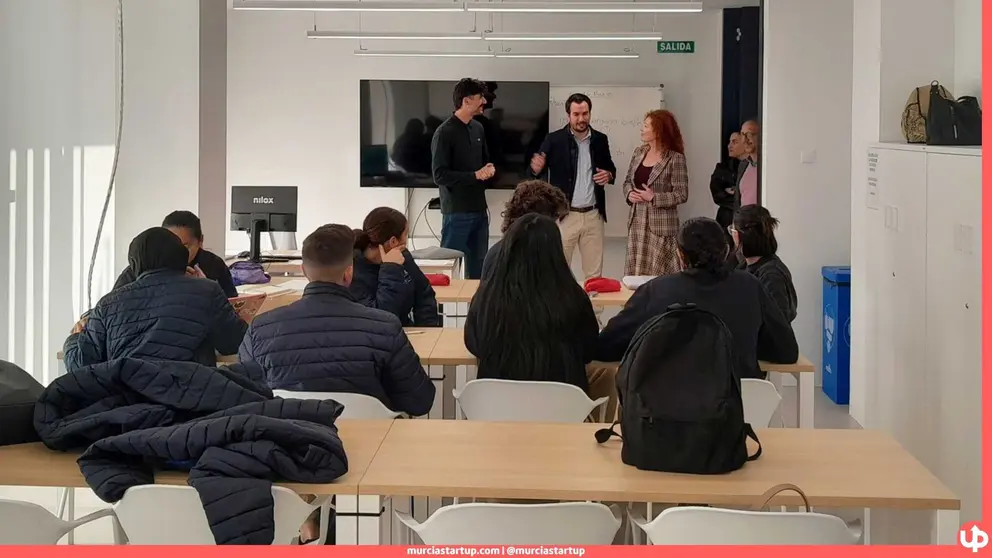 La directora general del SEF, Pilar Valero, durante una visita a alumnos.