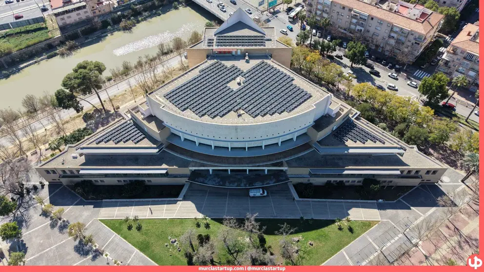 Imagen de la instalaci&oacute;n fotovoltaica del Auditorio regional V&iacute;ctor Villegas.