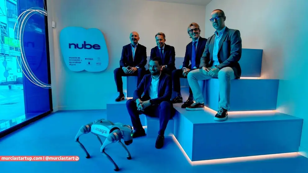 Un momento de la visita del consejero de Transformaci&oacute;n Digital al Centro Nube de Lorca