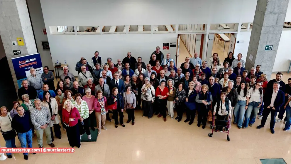 El consejero de Transformaci&oacute;n Digital, Luis Alberto Mar&iacute;n, junto con algunos de los alumnos que han participado en el programa de formaci&oacute;n digital para personas mayores
