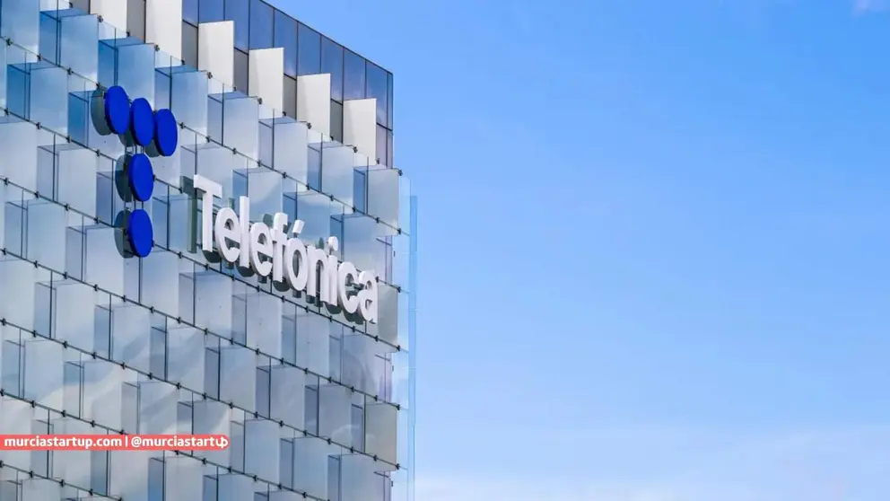 Detalle de la fachada del 'Distrito Telef&oacute;nica'