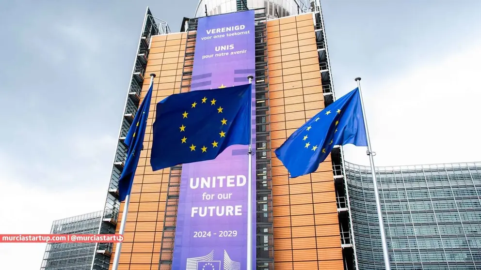 Tres banderas de la Uni&oacute;n Europea ondean frente al edificio Berlaymont en Bruselas, sede de la Comisi&oacute;n Europea