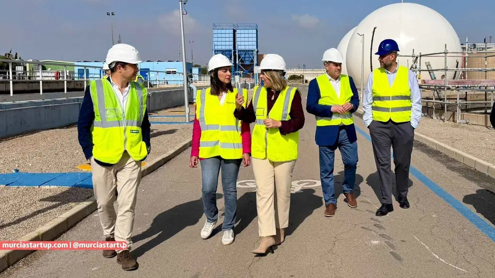 Imagen de la consejera Sara Rubira junto a la alcaldesa de Cartagena Noelia Arroyo durante su visita a la EDAR de Cabezo Beaza.