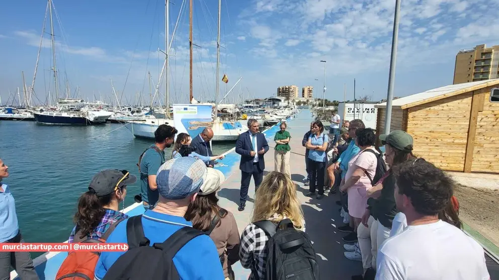 El consejero de Medio Ambiente, Universidades, Investigaci&oacute;n y Mar Menor, Juan Mar&iacute;a V&aacute;zquez, da la bienvenida institucional a los participantes en el proyecto europeo TRIT&Oacute;N, tras el tour de estudio por isla Grosa y El Farall&oacute;n.