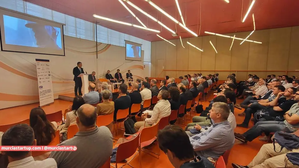 El consejero de Medio Ambiente, Universidades, Investigaci&oacute;n y Mar Menor, Juan Mar&iacute;a V&aacute;zquez, interviene en la apertura de las XIV Jornadas sobre el Mantenimiento en la Industria Qu&iacute;mica y de Proceso.