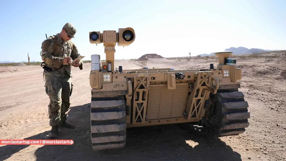 Robot aut&oacute;nomo en campo de pruebas con presencia militar.