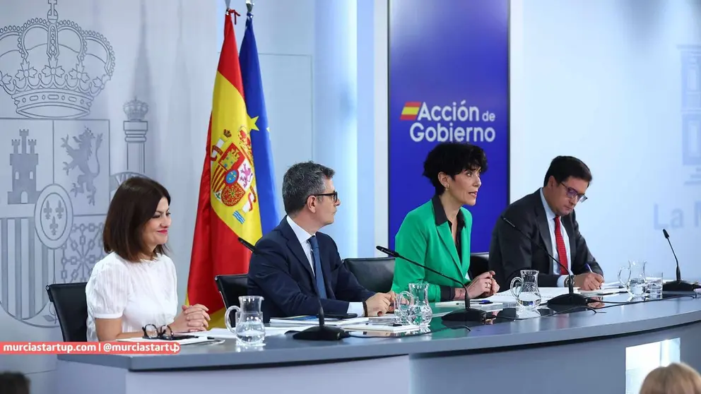 Los ministros Sira Rego, F&eacute;lix Bola&ntilde;os, Elma Saiz y &Oacute;scar L&oacute;pez durante la rueda de prensa posterior al Consejo de Ministros. | Pool Moncloa/Fernando Calvo. La Moncloa, Madrid - 5.5.2026
