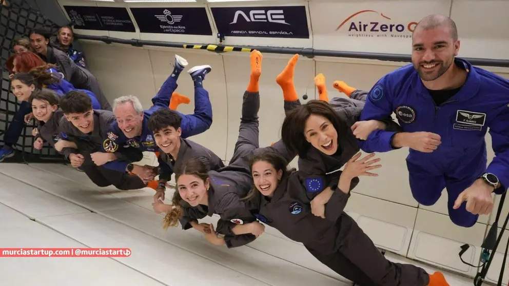 La ministra de Ciencia, Innovaci&oacute;n y Universidades, Diana Morant; los astronautas ESA Pablo &Aacute;lvarez y Sara Garc&iacute;a y 30 estudiantes participan en un vuelo parab&oacute;lico en la Base A&eacute;rea de San Javier (Murcia), dentro del programa 'Astronauta por un d&iacute;a'