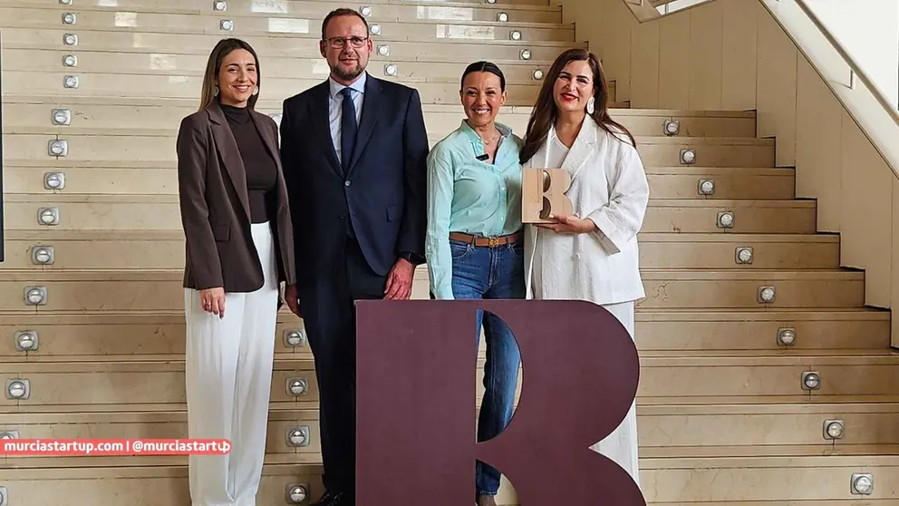 De izq. a der., Anabel Hern&aacute;ndez 'Miraqueplan', el concejal Pepe Guill&eacute;n, la consejera Carmen Conesa y Miriam Alegr&iacute;a