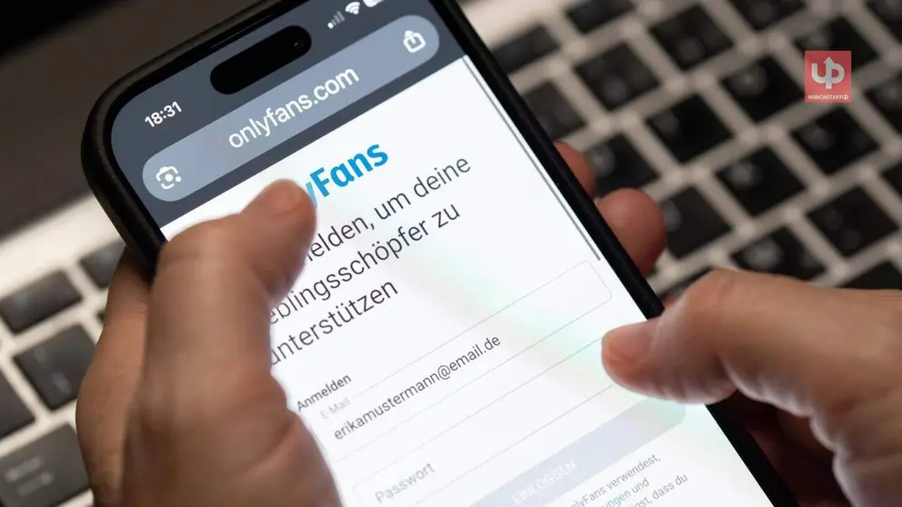Un usuario consulta la aplicaci&oacute;n de Onlyfans