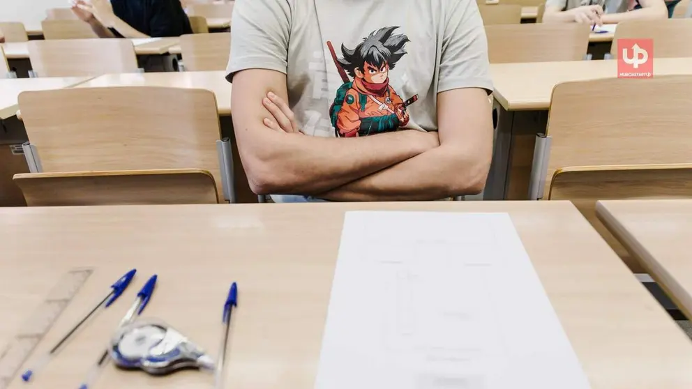 Un alumno durante un examen de Selectividad