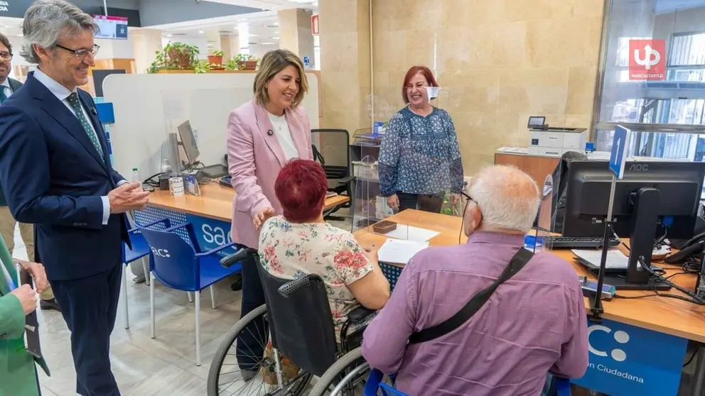 El consejero de Econom&iacute;a, Hacienda, Fondos Europeos y Transformaci&oacute;n Digital, Luis Alberto Mar&iacute;n, y la alcaldesa de Cartagena, Noelia Arroyo, visitaron hoy las renovadas dependencias del SAC en la ciudad portuaria