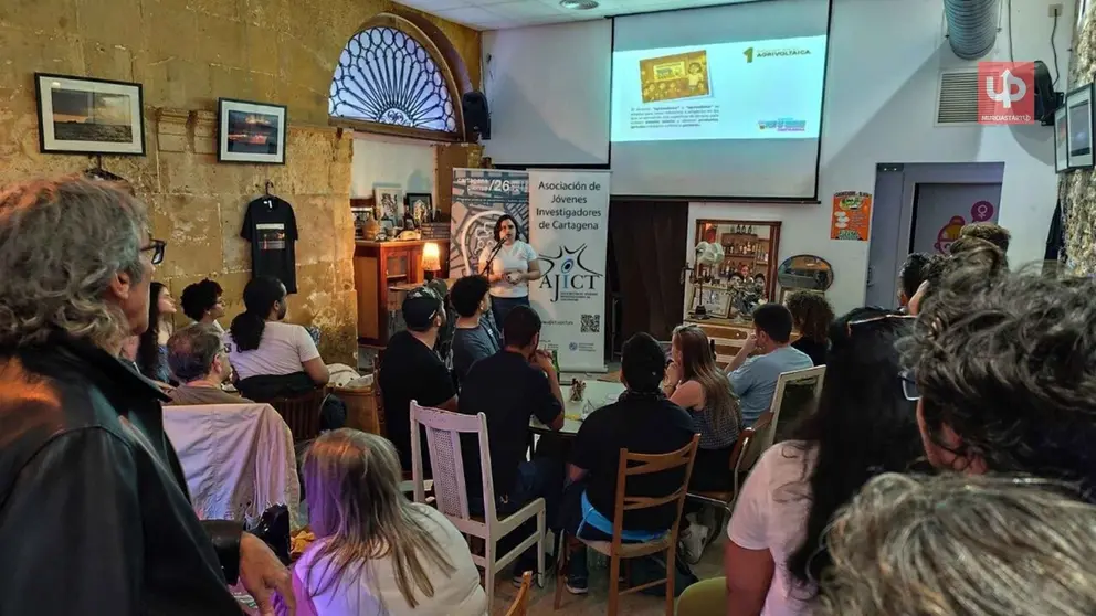 'Pint of Science' celebra tres noches gratuitas en Cartagena con investigadores de la UPCT: rob&oacute;tica, f&iacute;sica cu&aacute;ntica y hongos biodegradables sobre la mesa.