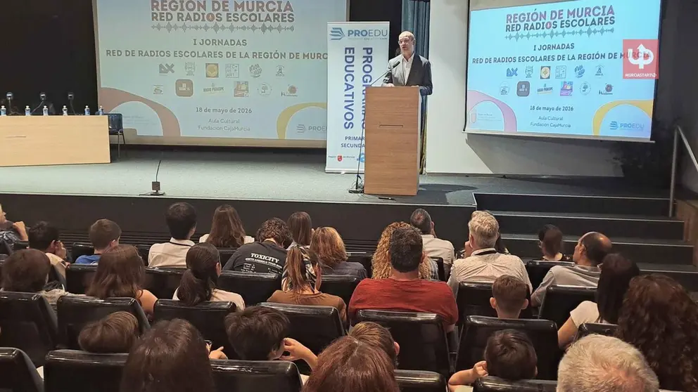 La Consejer&iacute;a de Educaci&oacute;n de la Regi&oacute;n de Murcia celebra el primer encuentro de su red de radios escolares con 12 centros, 230 asistentes y profesionales de COPE, SER y Onda Cero. &iquest;Ser&aacute; este piloto el modelo que expanda la radio educativa a toda la regi&oacute;n?