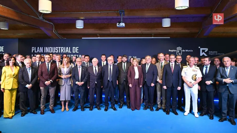 Fernando L&oacute;pez Miras lanza el Plan Industrial 2026-2035 de la Regi&oacute;n de Murcia con 200 M&euro; en red el&eacute;ctrica y el mayor electrolizador de Europa, impulsado por Repsol en Cartagena. El plan apunta a 100.000 empleos y 16.675 M&euro; de inversi&oacute;n en la pr&oacute;xima d&eacute;cada. 🏭