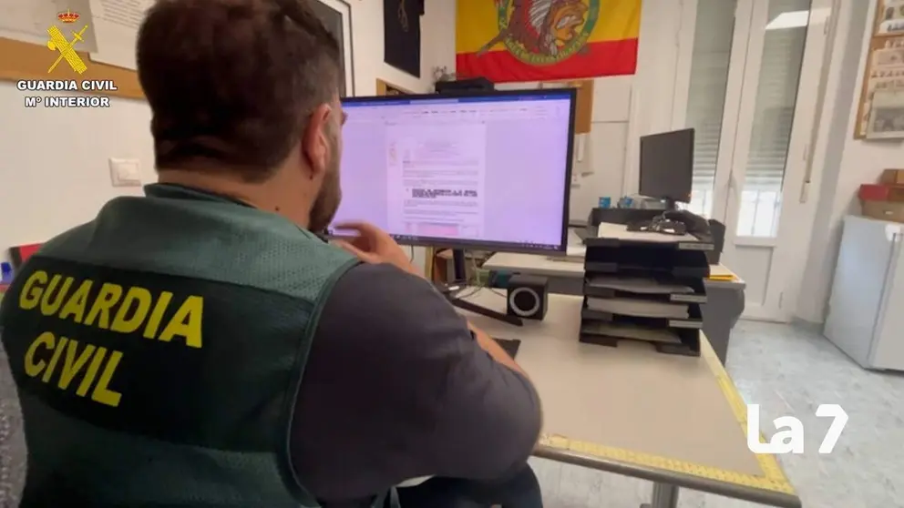 La Guardia Civil caza a la red que estaf&oacute; 400.000 &euro; haci&eacute;ndose pasar por bancos