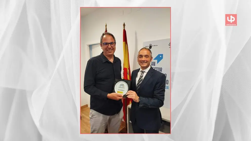 Ra&uacute;l Garc&iacute;a Serapio (izq.), fundador y CEO de Neuromobile, junto al director general de Comercio, Rafa G&oacute;mez