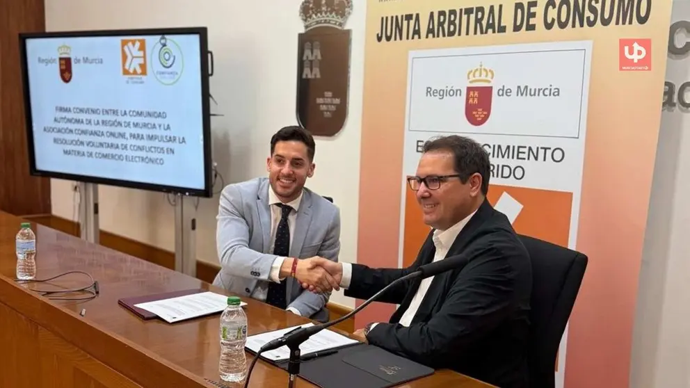 El director general de Consumo, Alberto S&aacute;nchez y presidente de Confianza Online, C&eacute;sar Tello, durante la firma del convenio sobre resoluci&oacute;n voluntaria de conflictos
