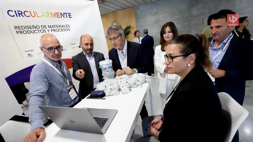 El consejero de Empresa, Luis Mar&iacute;n, junto al director del INFO, Joaqu&iacute;n G&oacute;mez, en el evento 'Circularmente'