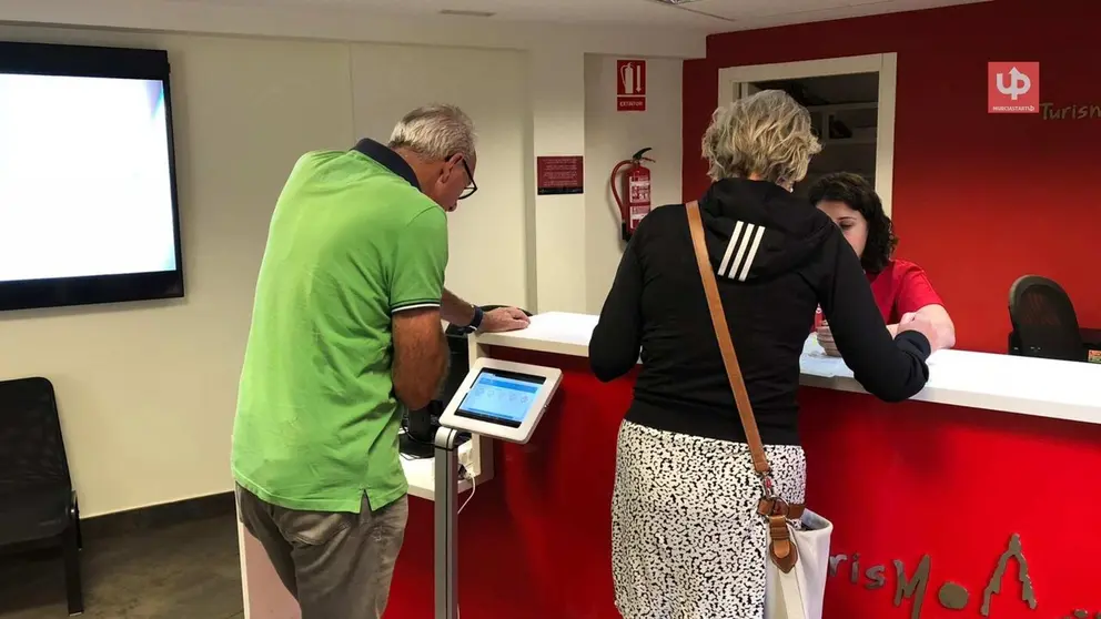 Turistas en la Oficina de Informaci&oacute;n.