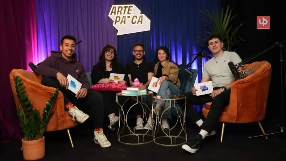 El Ayuntamiento de Bullas lanza 'Arte Pa'Ca', un podcast hecho por j&oacute;venes del municipio que reunir&aacute; a 17 artistas locales en su primera temporada. El proyecto, conducido por cuatro moderadores de Bullas, estrena episodio cada jueves en YouTube, Instagram y TikTok.
