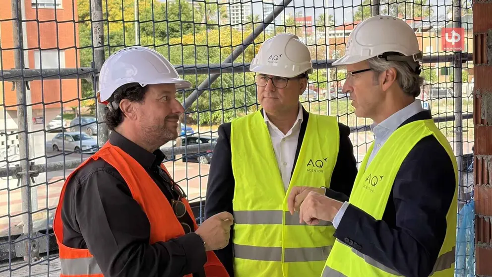 El consejero de Empresa, Empleo y Econom&iacute;a Social, Luis Alberto Mar&iacute;n (der.), durante la visita a una obra junto al presidente de Frecom, Jos&eacute; Hern&aacute;ndez