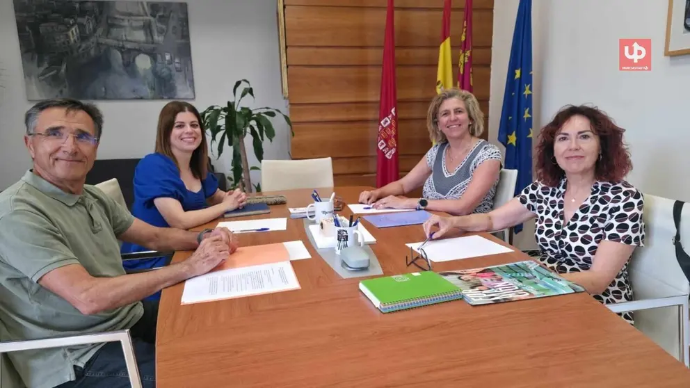 La concejala de Gobierno Abierto, Promoci&oacute;n Econ&oacute;mica y Empleo, Mercedes Bernab&eacute;, reunida con la vicerrectora de Formaci&oacute;n Continua, Empleabilidad e Innovaci&oacute;n de la UMU, Mar&iacute;a del Mar S&aacute;nchez