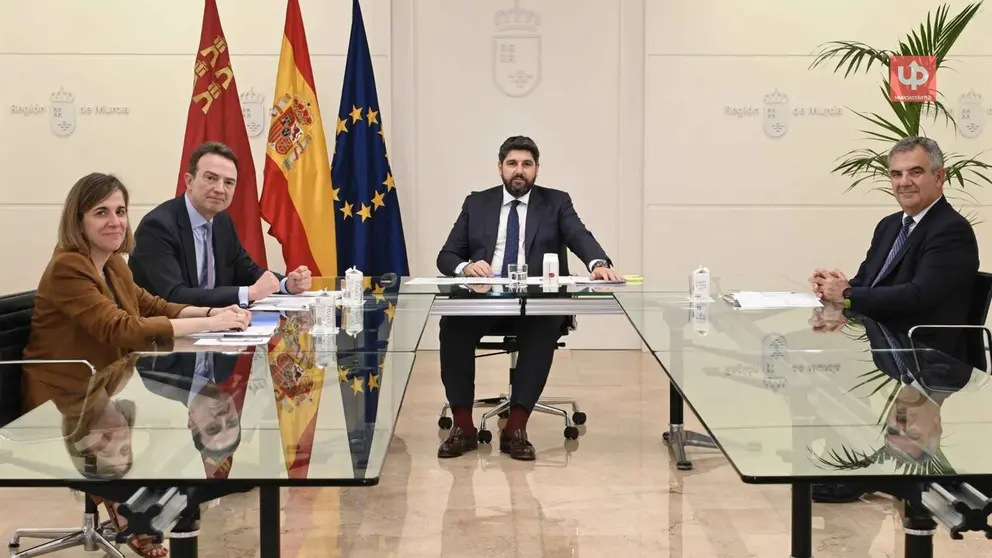 El presidente de la Regi&oacute;n de Murcia, Fernando L&oacute;pez Miras, reunido en el Palacio de San Esteban con el consejero delegado de Enag&aacute;s, Arturo Gonzalo, y el consejero Juan Mar&iacute;a V&aacute;zquez