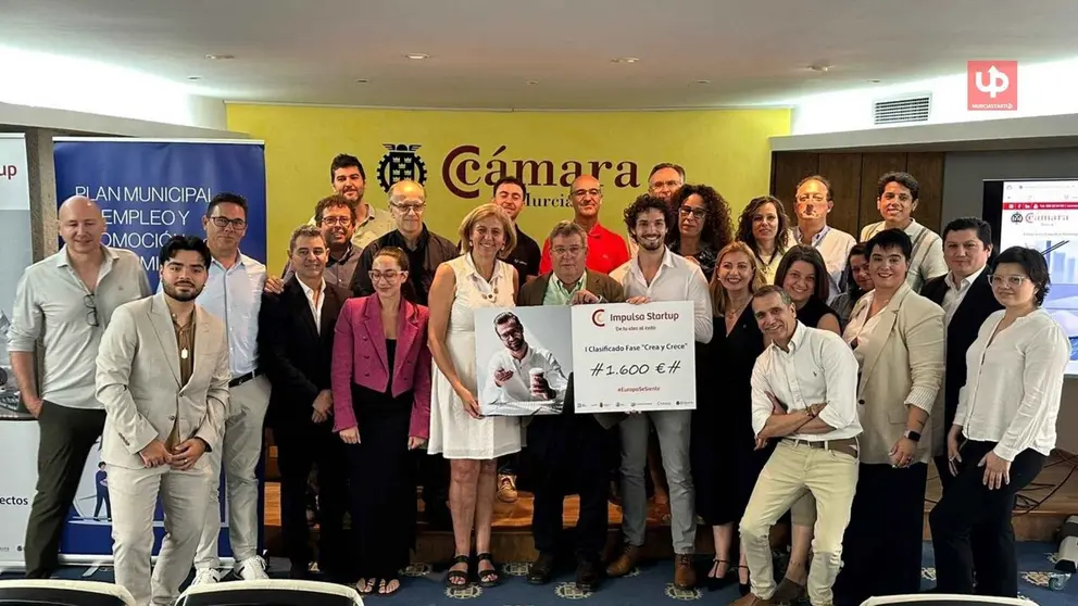 Entrega del premio al ganador de la primera fase de Impulsa Startup