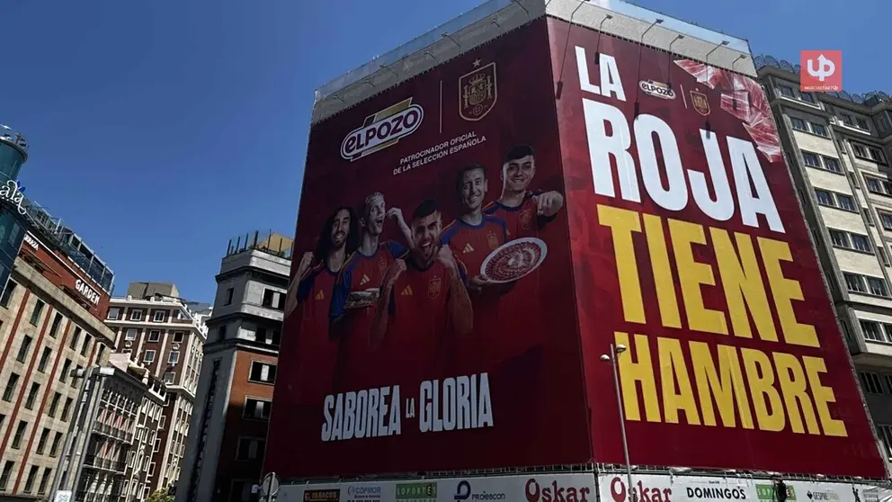 ElPozo despliega una gran lona en la plaza Santo Domingo de Madrid para reforzar su apoyo a la Selecci&oacute;n Espa&ntilde;ola