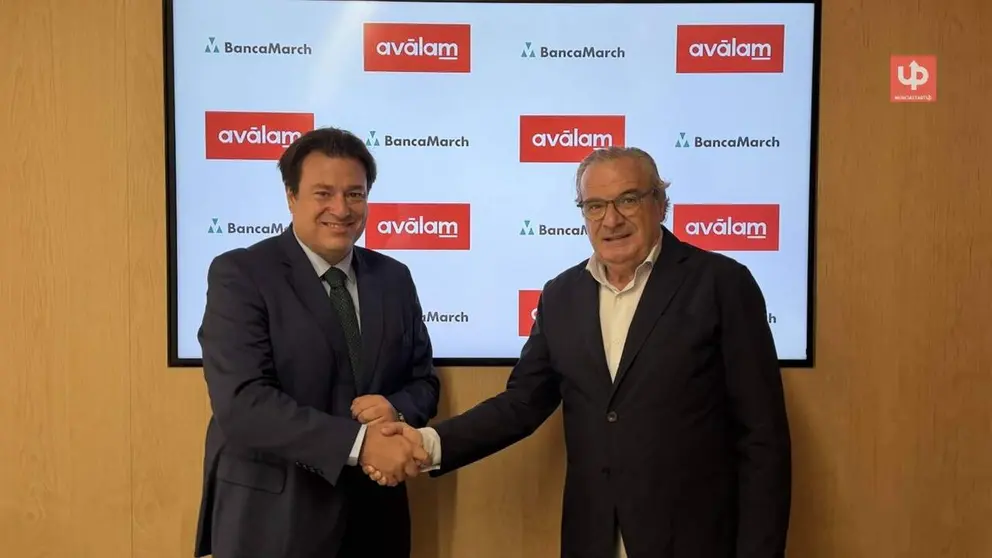 El director de la unidad de Banca de Empresas de Banca MArch, Felipe Rastrollo, y el director general de Av&aacute;lam, Luis Mart&iacute;nez de Salas y Garrigues tras la firma del convenio