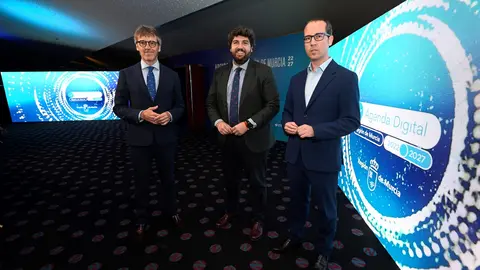 De izq a der., el consejero de Hacienda, Luis Mar&iacute;n, el presidente L&oacute;pez Miras y el director general Javier Mart&iacute;nez Gilabert