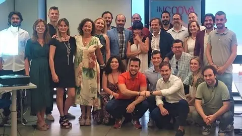 Los diez participantes, junto a representantes de la CROEM y el INFO