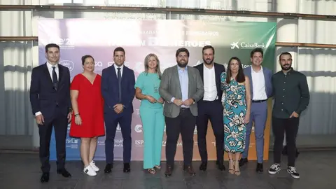 Premiados y finalistas de los premios AJE con Olga Garc&iacute;a (Caixabank), Fernando L&oacute;pez Miras y Gin&eacute;s &Aacute;ngel Garc&iacute;a